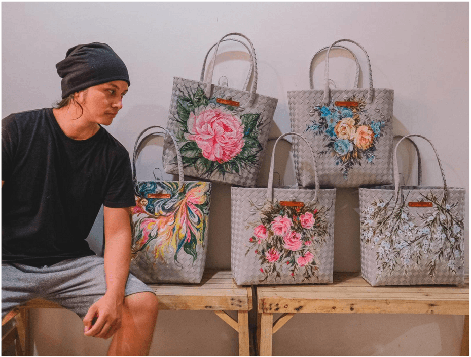 Jojie Yasto Arroyo painting a bag